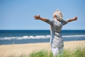 grauhaarige Frau am Meer